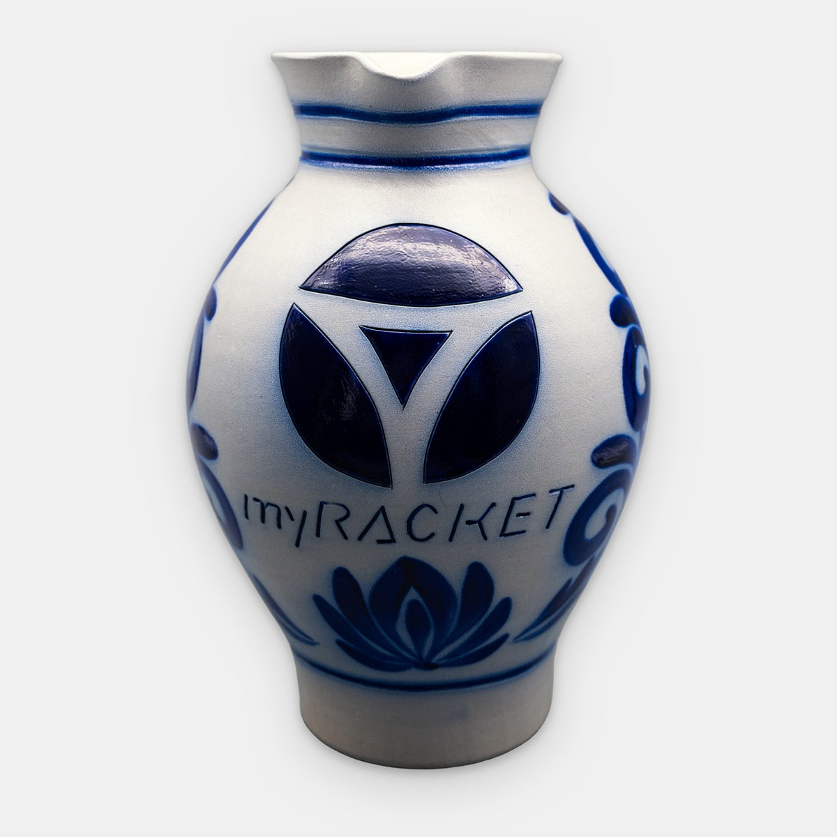 myRacket Bembel 3 l aus grauer Keramik mit blauem Logo-Dekor