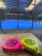 myRacket Padelschläger in Pink und Gelb auf dem Padel-Court