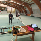 OnCourt Fittingday de myRacket dans la salle de tennis avec raquettes d'essai et analyse vidéo