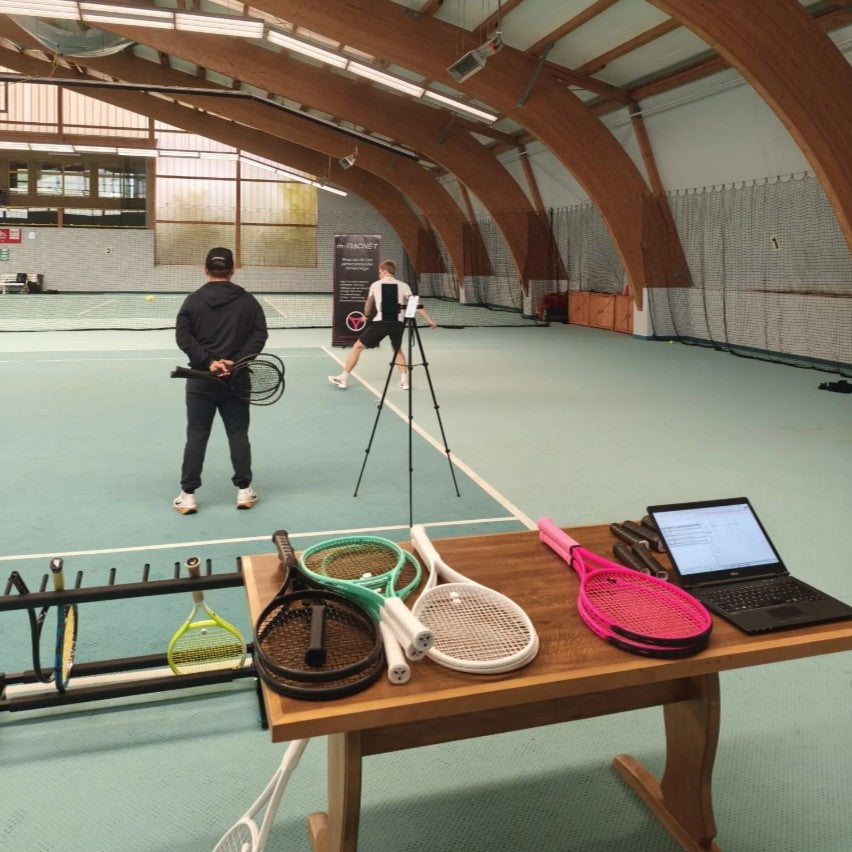 OnCourt Fittingday de myRacket dans la salle de tennis avec raquettes d'essai et analyse vidéo