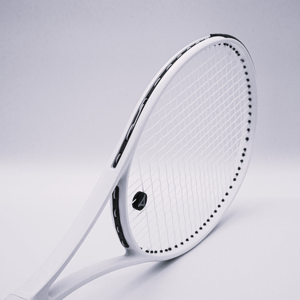 Tenisová raketa myRacket Pure – grip a rám zblízka