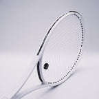 Tenisová raketa myRacket Pure – grip a rám zblízka