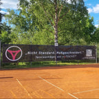 Schwarzer myRacket Windfänger mit Slogan am Zaun eines Sandplatzes – Gesamtansicht