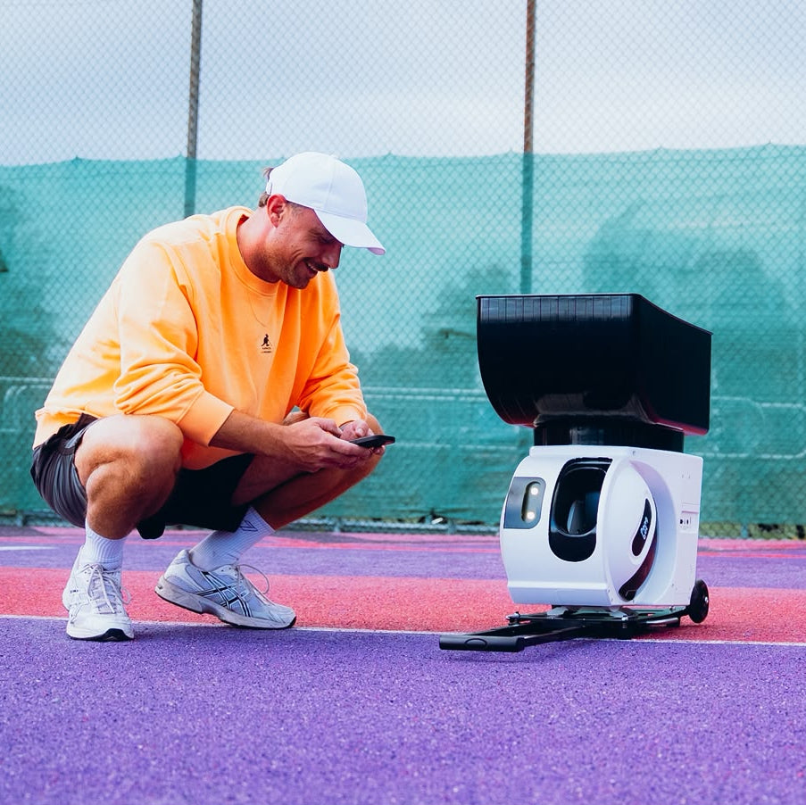 Pongbot Pace S Pro en uso en la pista de tenis con un jugador
