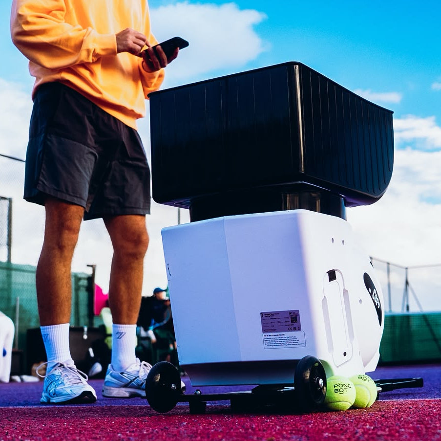 Pongbot Pace S Pro en uso en la pista de tenis
