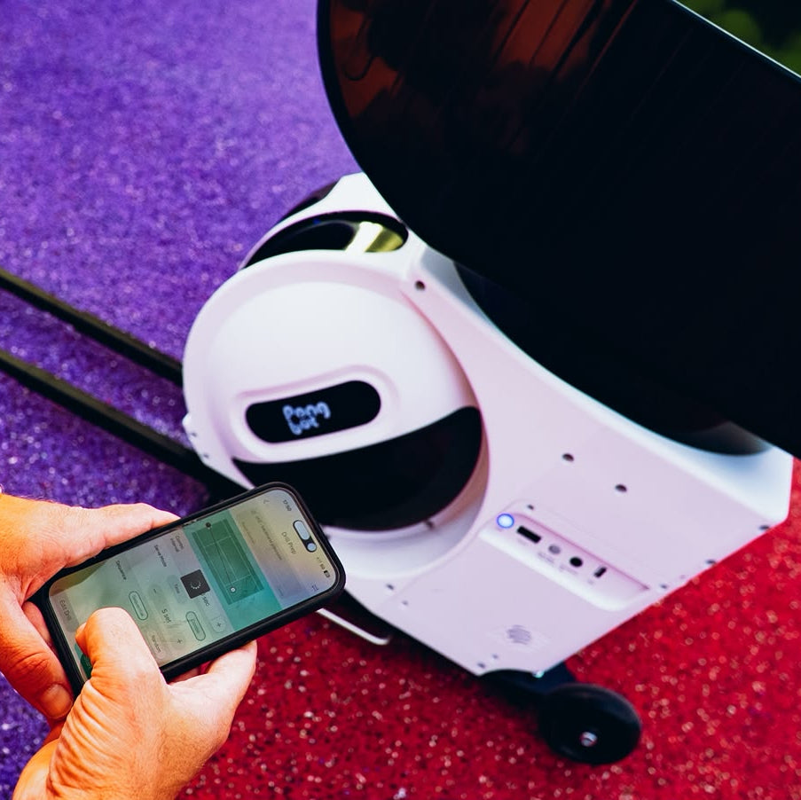 Pongbot Pace S Pro en la pista de tenis con el móvil