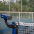 Cámara Baseline Vision montada en el poste de la red de una pista de tenis