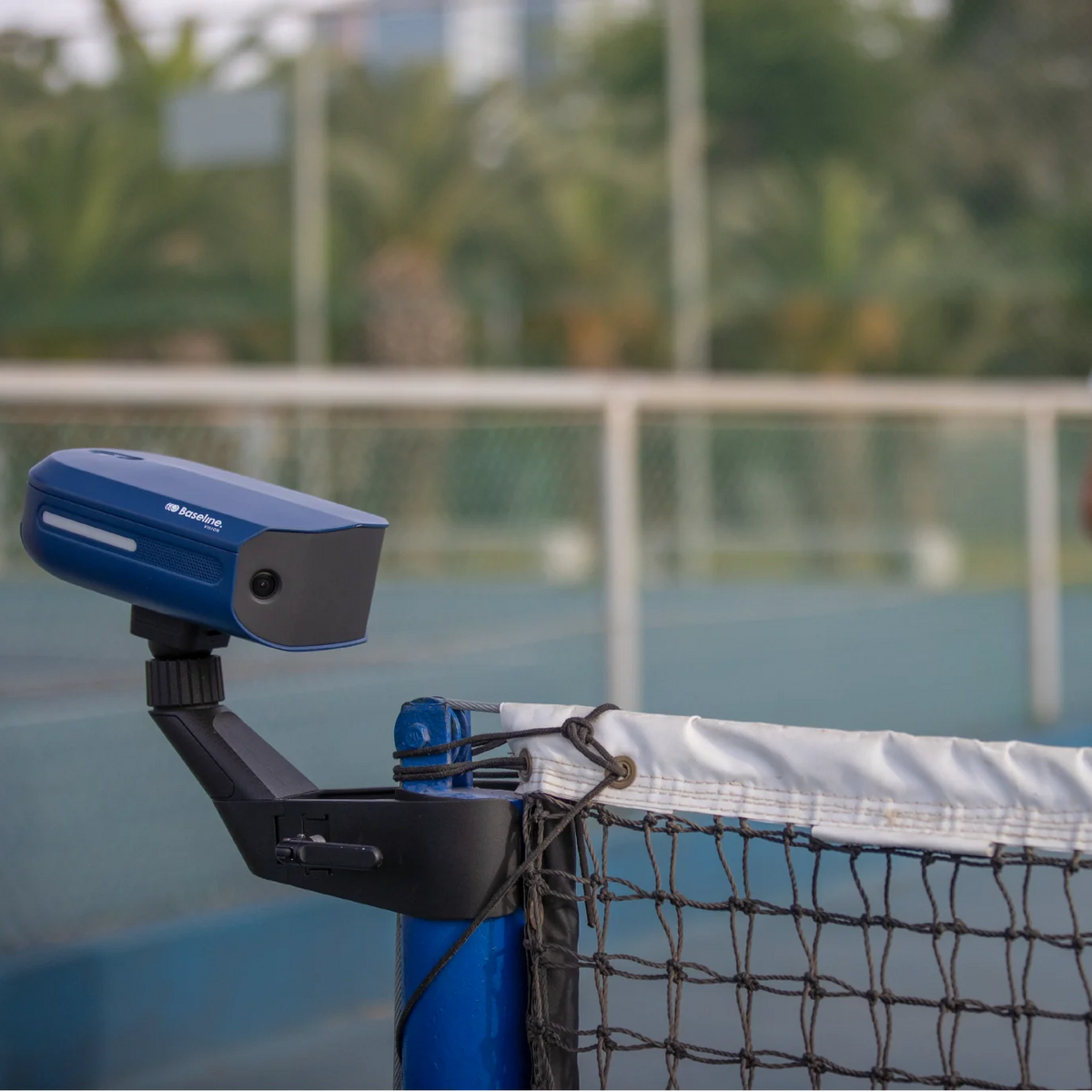 Baseline Vision Kamera am Netzpfosten eines Tennisplatzes montiert