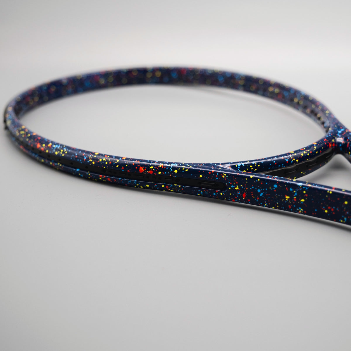 myRacket Custom Design – námornícky modrá tenisová raketa s farebnými cákancami