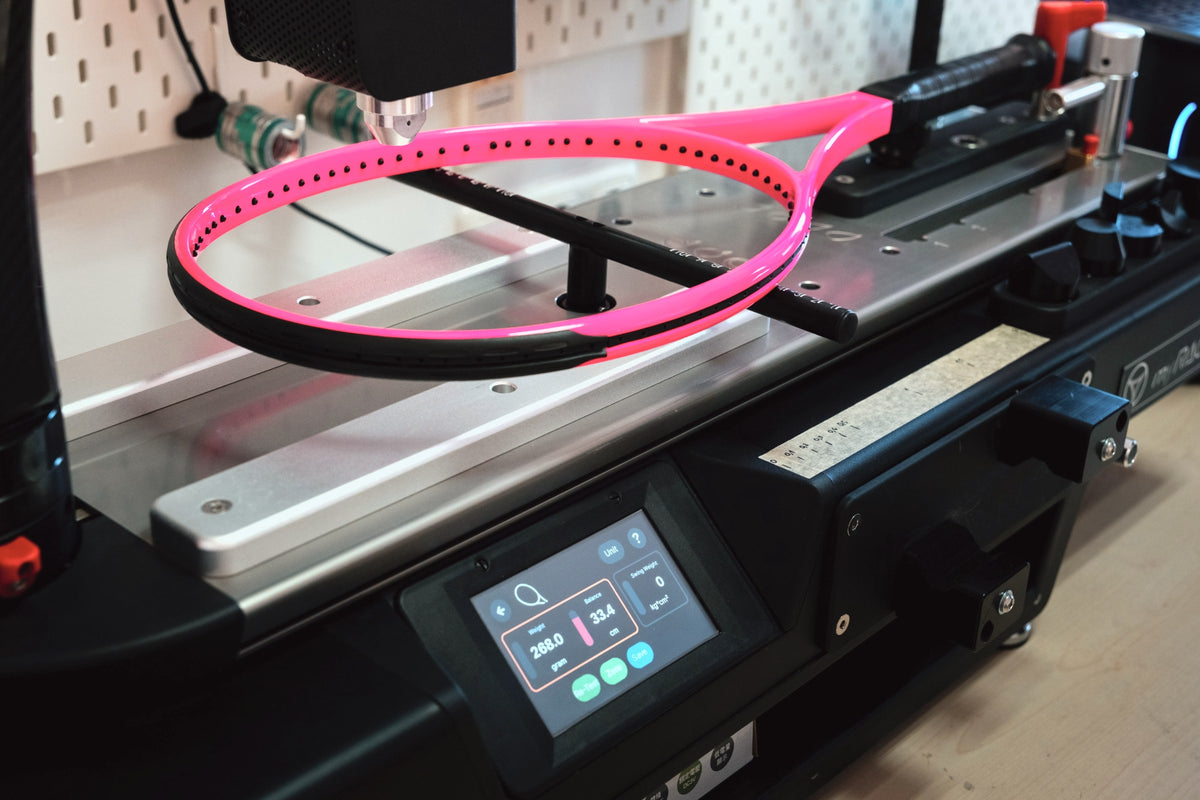 Pinker myRacket-Rahmen eingespannt in der Werkstatt-Maschine