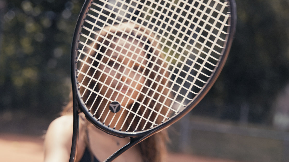 Blick durch die Besaitung eines Tennisschlägers – Kopfgröße und Sweetspot