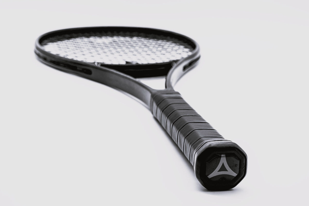 Schwarzer myRacket-Tennisschläger aus Griffperspektive mit Logo-Griffkappe
