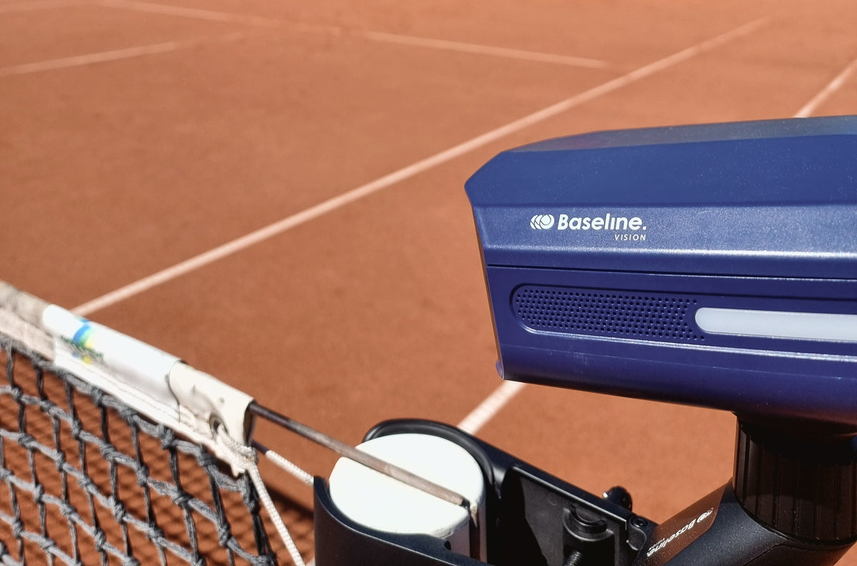 Caméra d'analyse sur le poteau de filet lors du Master OnCourt Fitting sur terre battue