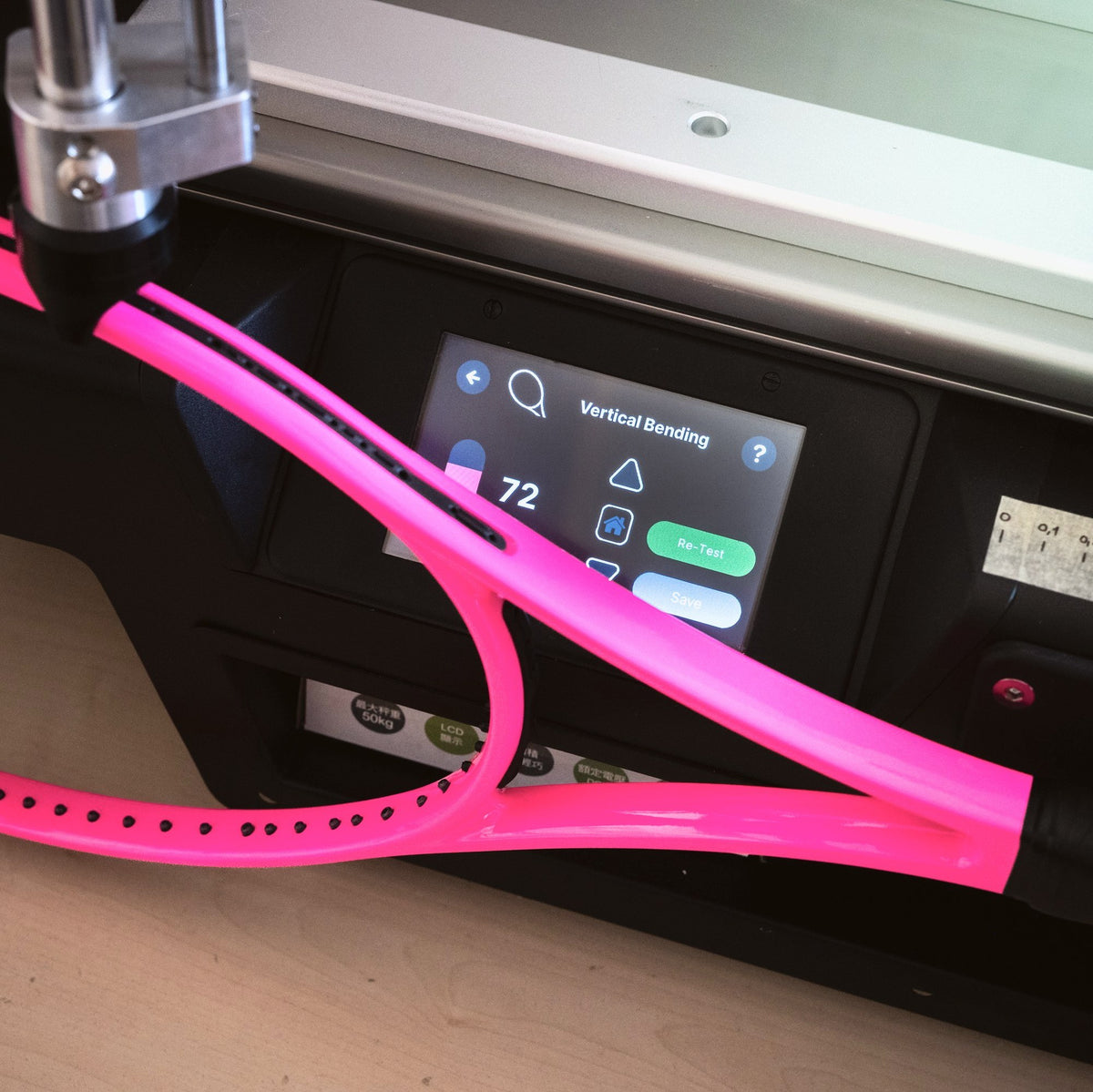 Messgerät der myRacket-Werkstatt zeigt die Rahmensteifigkeit eines pinken Rahmens
