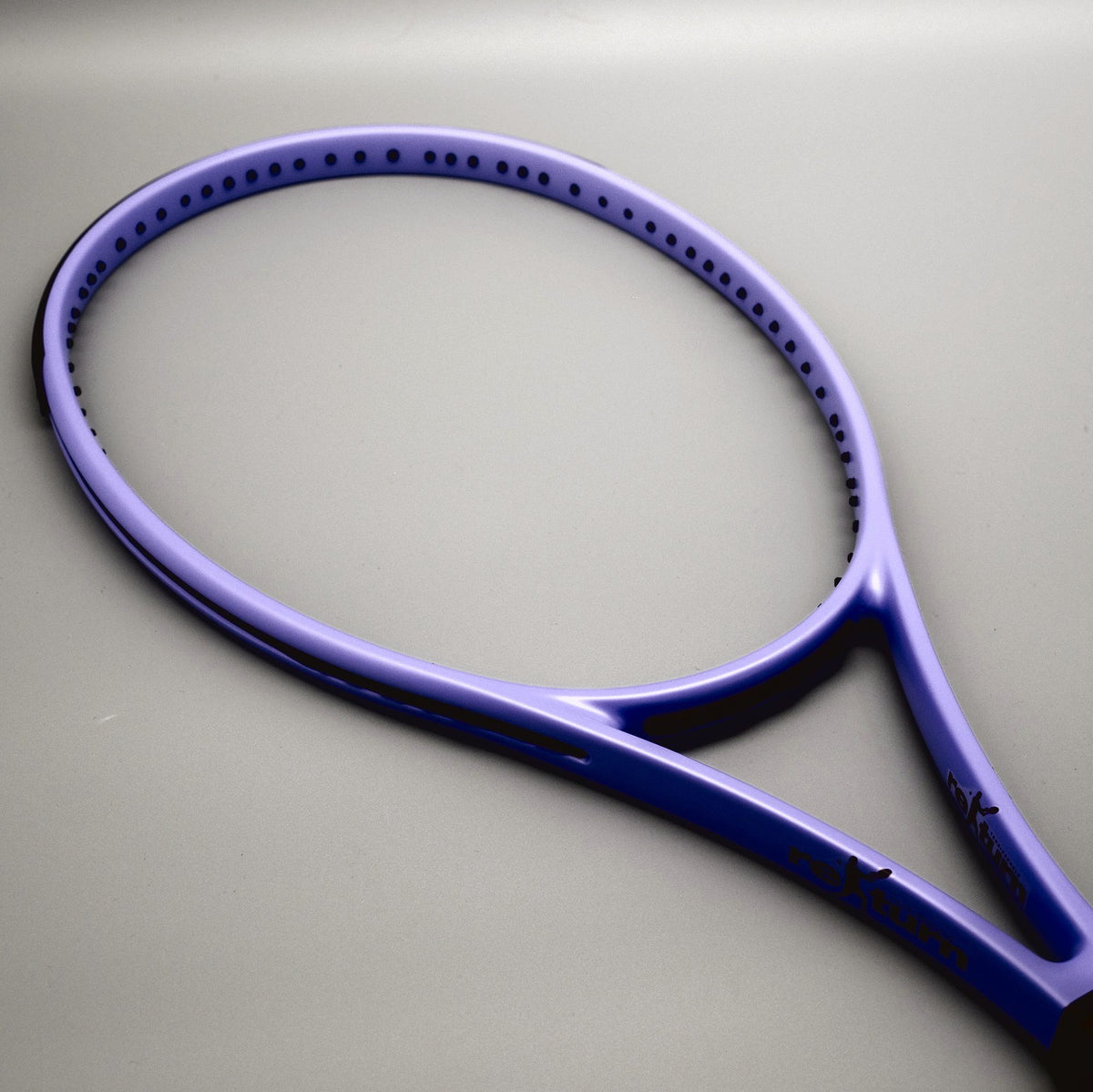 Raqueta de club lavanda con el logo de la escuela de tenis return