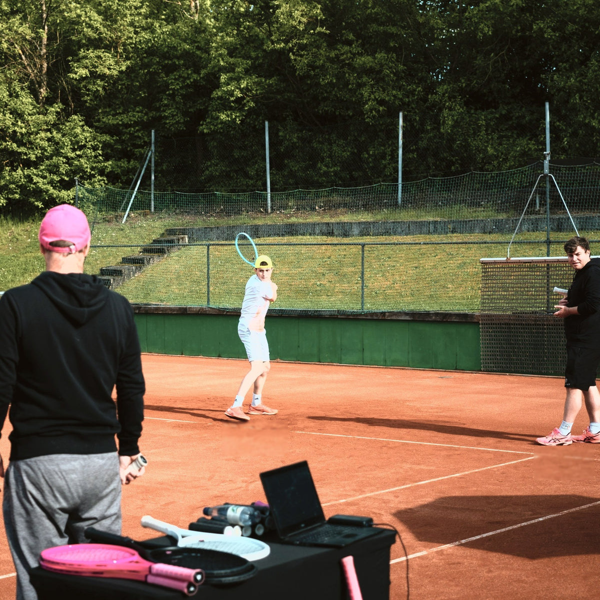 OnCourt Fitting beim Fittingday: Fitter beobachten einen Spieler, vorne der Fittingtisch