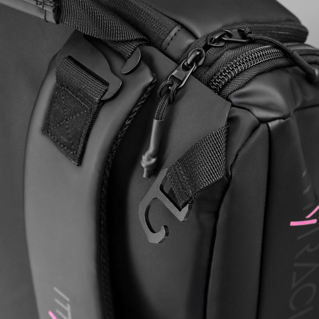 myRacket Ultra Bag: detalle del gancho y la cremallera lateral