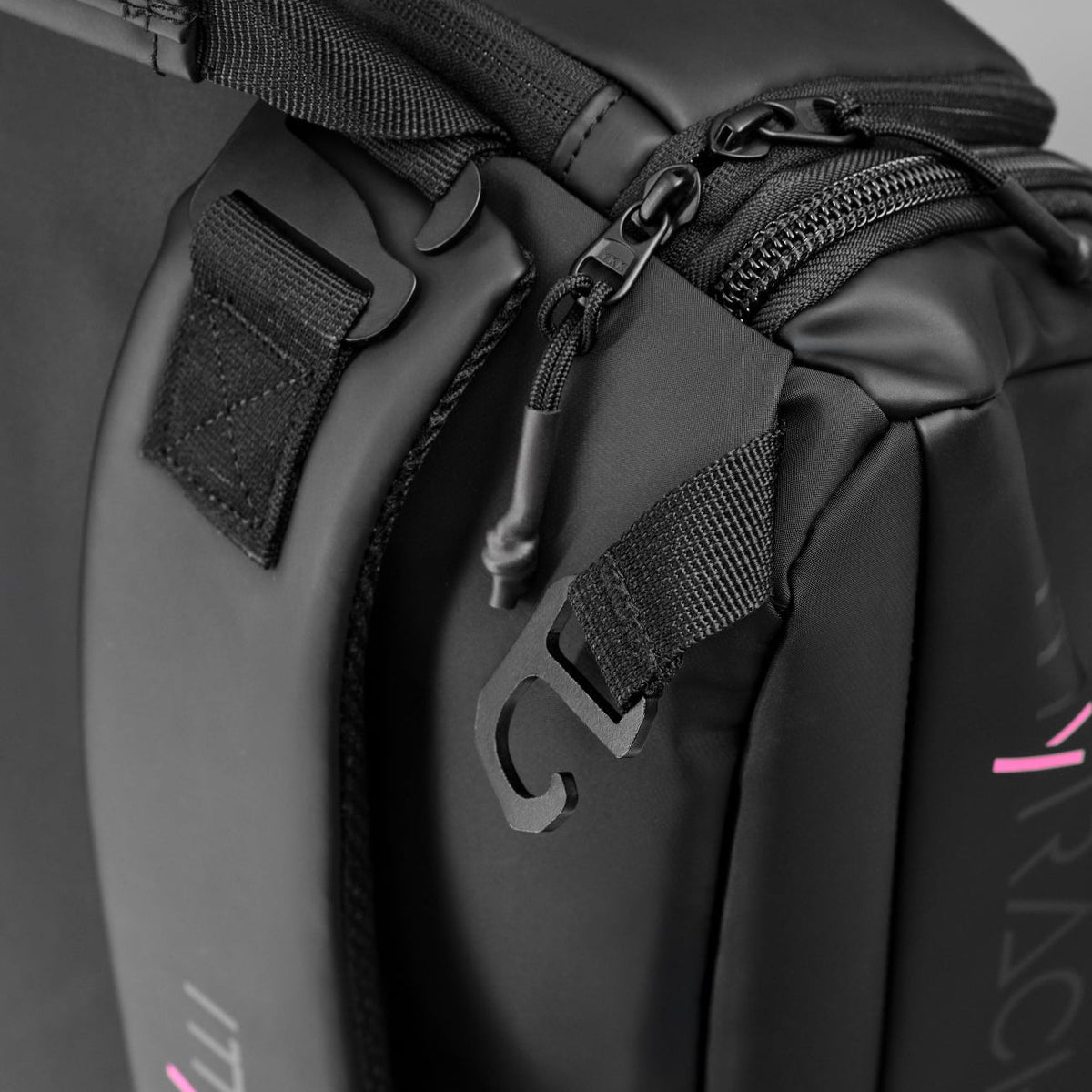 myRacket Ultra Bag: detalle del gancho y la cremallera lateral